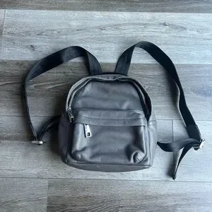 Marc Jacobs Pebbled Light Gray Mini Backpack with Black Straps Marc Jacobs | Bags | Marc Jacobs Light Gray Leather Backpack  main image 2